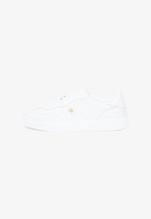 Baskets blanches en cuir lisse, bout arrondi et semelle en caoutchouc plate. Présentent des coutures discrètes et un petit logo doré en accent.