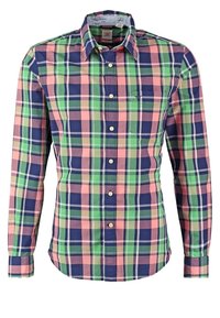 Chemise à manches longues boutonnée avec un motif à carreaux rose, vert, bleu marine et blanc et une poche poitrine.