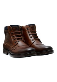 Stivali ankle in pelle marrone con chiusura a lacci, finitura liscia, suola in gomma e dettagli in tessuto blu al colletto e alla linguetta.