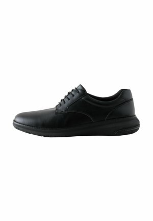 Chaussure de ville noire en cuir pour homme, à lacets, bout arrondi et semelle légèrement rembourrée, vue de profil sur fond blanc.