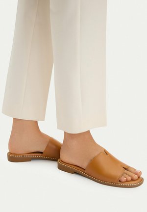 Lasocki, LASOCKI WOMEN'S FLIP-FLOPS BROWN - Pantolette flach - brown