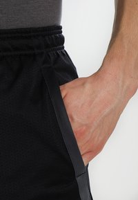 Under Armour Pantalón corto de deporte - black