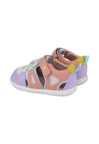 Zapatos infantiles coloridos con acentos en rosa, lavanda y amarillo. Fabricados con materiales transpirables, con un diseño de malla y correas de Velcro.