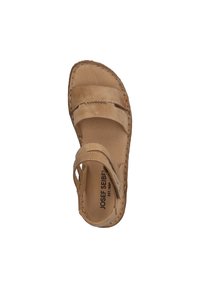Sandalo in pelle beige con tre cinturini orizzontali, design aperto e cuciture a contrasto. Presenta il nome del marchio "Josef Seibel" all'interno.