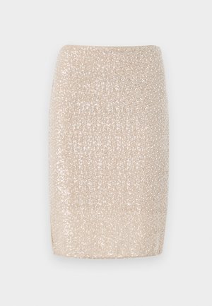 Jupe crayon beige scintillante avec une coupe ajustée, recouverte de petits sequins réfléchissants, texture lisse et ourlet droit.