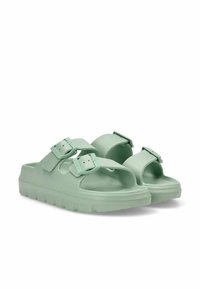Sandalias verde menta hechas de goma suave con dos correas ajustables y una suela gruesa y texturizada para mayor agarre. Ligeras y fáciles de limpiar.