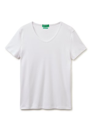 Biały T-shirt z krótkim rękawem i dekoltem w serek, z zieloną metką marki "United Colors of Benetton" na wysokości kołnierza, na białym tle.