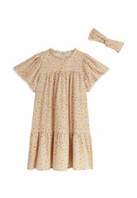 Robe à imprimé floral en tissu doux, avec des manches bouffantes, une taille froncée et un ourlet superposé. Comprend un bandeau assorti. Palette de couleurs : rose, crème et jaune.