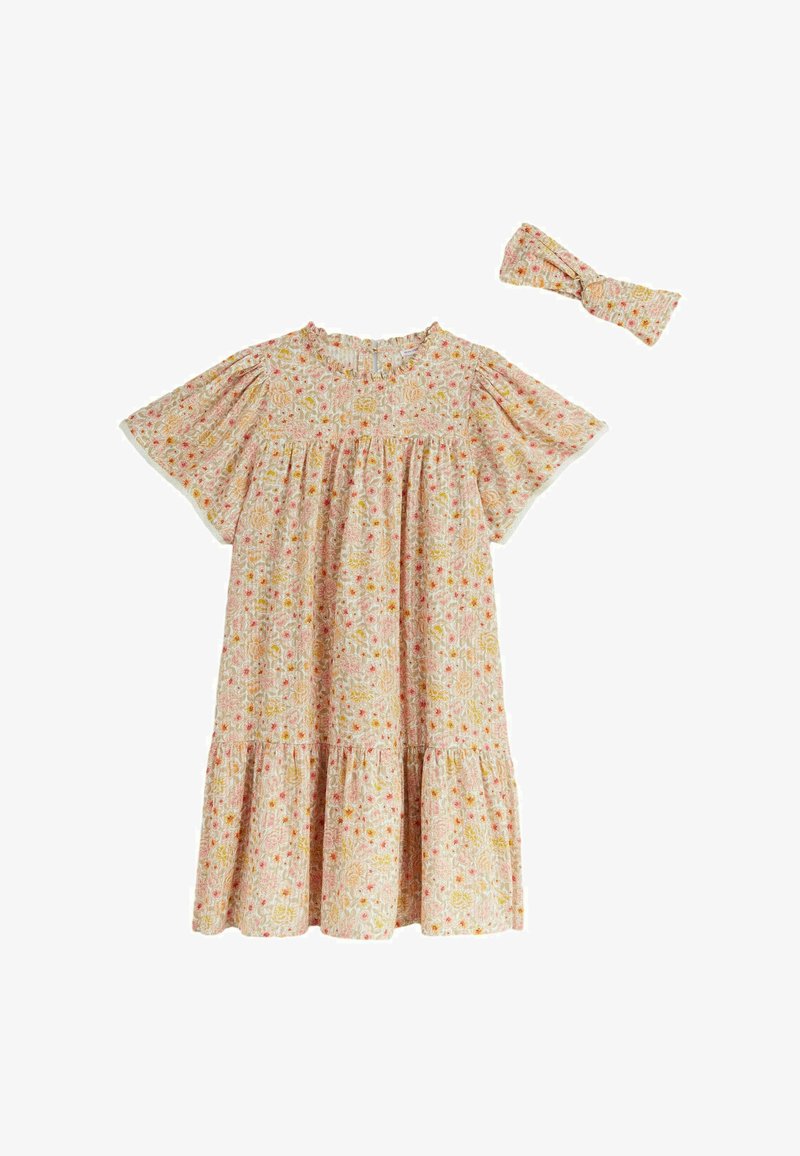 Robe à imprimé floral en tissu doux, avec des manches bouffantes, une taille froncée et un ourlet superposé. Comprend un bandeau assorti. Palette de couleurs : rose, crème et jaune.