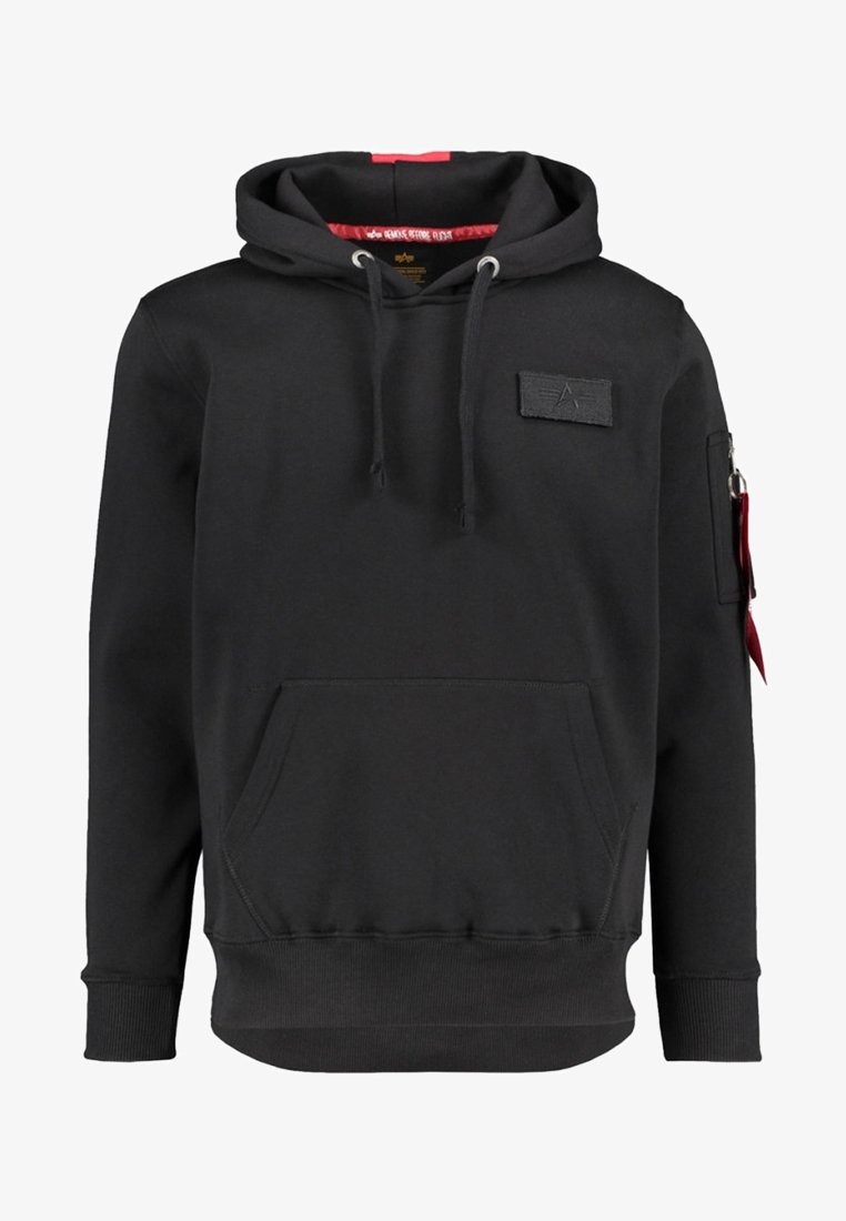 Sweat à capuche noir à enfiler avec poche kangourou à l'avant, capuche réglable avec cordon, petit patch sur la poitrine et poche zippée avec étiquette rouge sur la manche gauche.