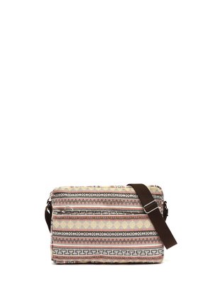Rechthoekige crossbodytas met meerkleurig geometrisch patroon en een donkere verstelbare schouderriem, van voren getoond met een ritsvak.