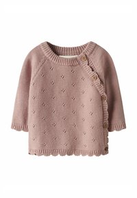 Rožnat pleteni pulover s kratkimi rokavi, z reliefnim vzorcem pik, nabranim robom in petimi lesenimi gumbi na strani.