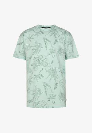 Mintgrøn kortærmet t-shirt med botaniske tryk, kombineret med sorte shorts med opbukket kant og hvide sneakers.