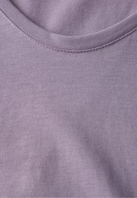 Lila bomullstyg med en mjuk textur, med rund halsringning och fina ribbstickade detaljer genom hela tyget.