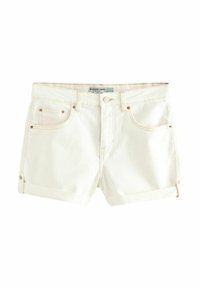 Weiße Denim-Shorts mit umgeschlagenem Saum, die über Fronttaschen, Metallknöpfe und gestickte Details verfügen. Das Etikett trägt die Aufschrift "Boyfriend Short."
