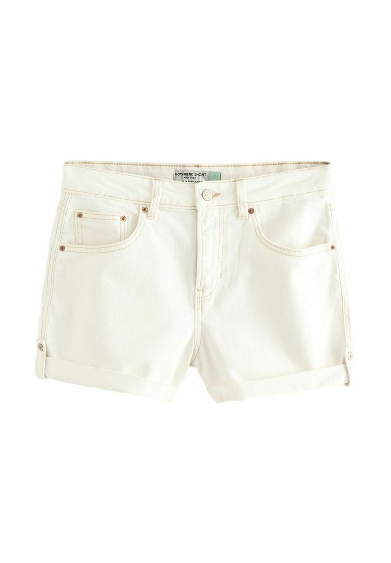 Weiße Denim-Shorts mit umgeschlagenem Saum, die über Fronttaschen, Metallknöpfe und gestickte Details verfügen. Das Etikett trägt die Aufschrift "Boyfriend Short."
