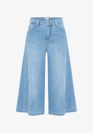 Culottes vaqueros de pierna ancha color azul claro, con botón frontal, cierre de cremallera, trabillas para cinturón y bolsillos laterales, etiquetados con Brax en la cintura.