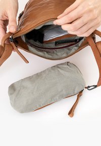 Aunts & Uncles MRS CHOCOLATE COOKIE - Schoudertas - caramel