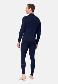 Marineblaues thermisches Base-Layer-Set, bestehend aus einem Langarmoberteil und eng anliegenden Leggings, mit einer glatten Textur und minimalem Branding an der Wade.
