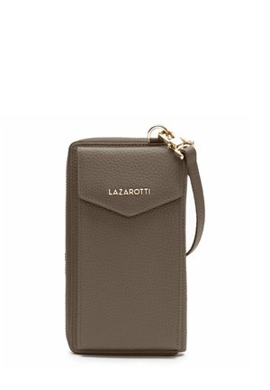 Leder-Smartphone-Wallet in Taupe mit strukturierter Oberfläche, einer Frontklappen-Tasche, goldfarbener Hardware und einem abnehmbaren Handgelenkriemen.
