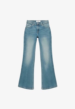 Jeans di denim blu a vita alta, con tasche frontali, passanti per cintura e design a gamba svasata, disposti distesi su uno sfondo bianco.