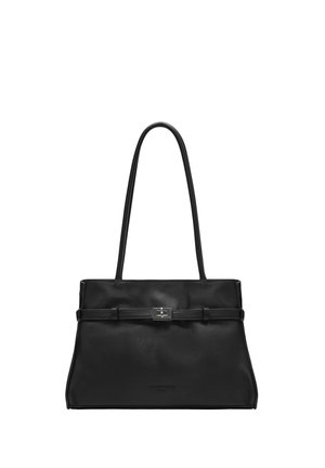 Schwarze Lederhandtasche mit strukturierter Silhouette, schlanken Trägern und einem Schnallen-Detail an der Vorderseite. Glatte Textur, minimalistisches Design, keine sichtbaren Muster.