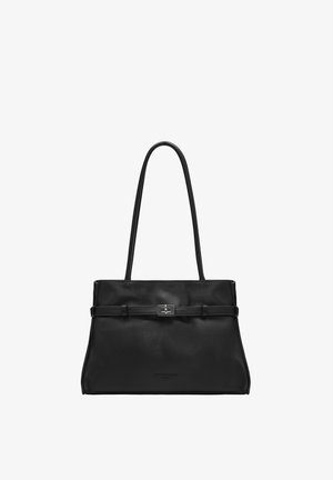 Czarna skórzana torebka o wyrazistej sylwetce, cienkich paskach i z przodu z klamrą. Gładka tekstura, minimalistyczny design, brak widocznych wzorów.