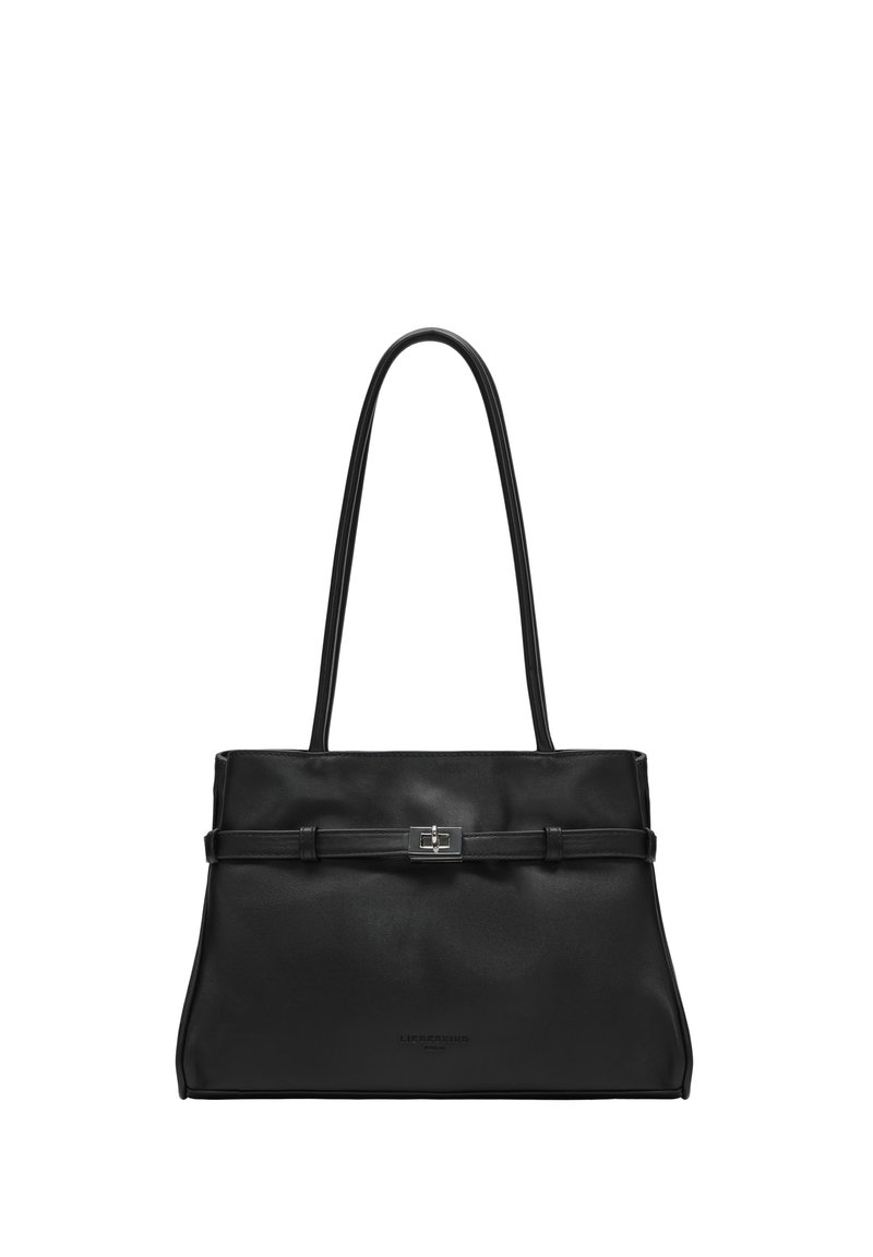 Czarna skórzana torebka o wyrazistej sylwetce, cienkich paskach i z przodu z klamrą. Gładka tekstura, minimalistyczny design, brak widocznych wzorów.