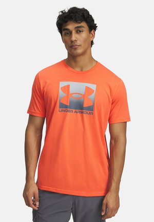 Under Armour BOXED - Sports T-shirt - fire