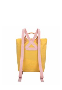 Zaino in tessuto giallo con spallacci rosa, dotato di maniglia superiore arrotondata e design a strisce incrociate. Texture liscia con accenti in pelle.