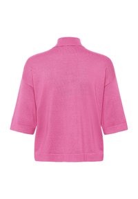 Kurzärmliges, pinkes Pulloveroberteil mit hohem Kragen und lockerem Sitz. Der Stoff wirkt weich mit einer glatten Textur und aufgerollten Ärmeln.