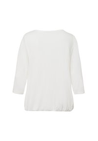 Haut blanc à manches trois-quarts avec un col rond et une coupe décontractée. Texture lisse, sans motifs visibles ni détails métalliques.