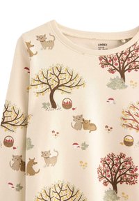 Crème-kleurig kindershirt met illustraties van katten, honden, fruitbomen, manden, bloemen en paddenstoelen in zachte herfstkleuren.