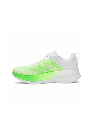 Chaussure de sport blanche avec une tige en mesh présentant des accents vert vif et une semelle dégradée. Design léger avec des détails texturés.