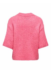Pull à manches courtes rose vif en grosse maille avec un col rond côtelé, vu de dos sur un fond blanc.
