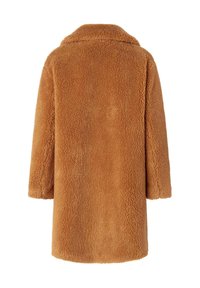 Brązowy, puszysty, oversized płaszcz z wyciętym kołnierzem i miękką teksturą, z długimi rękawami i prostym dołem.