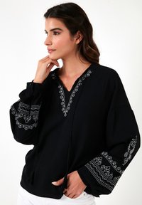 LELA Blúz - black