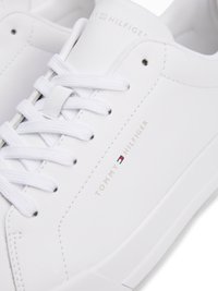 Pantofi sport din piele albă cu finisaj texturat, cu șireturi plate albe, o branding subtil în aur și tălpi din cauciuc compus.