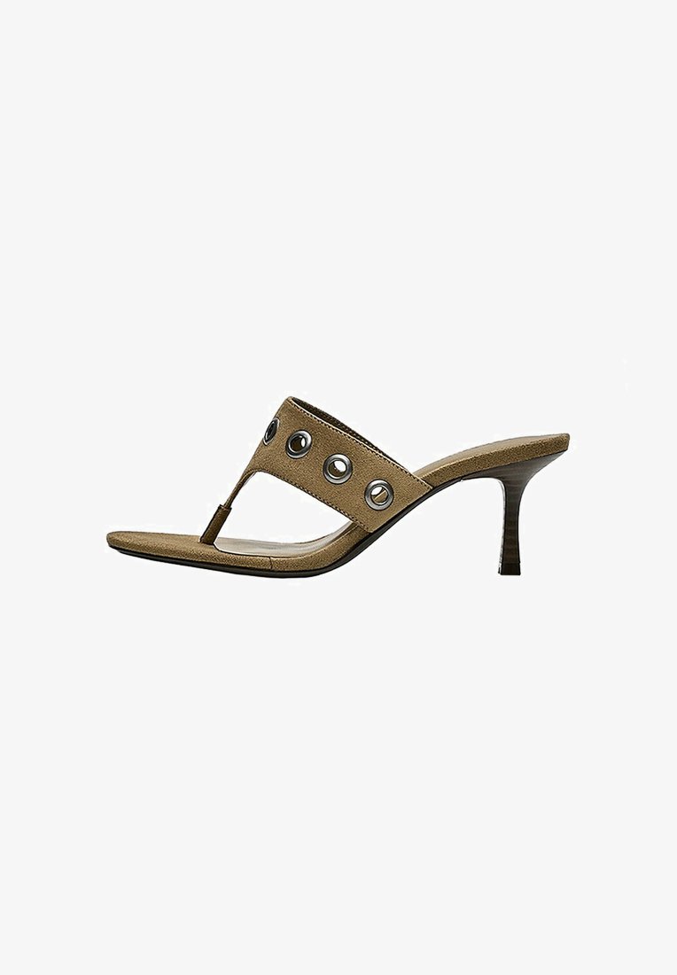 Sandale en daim marron à petit talon, avec attache pour l'orteil et quatre œillets métalliques sur la bride.