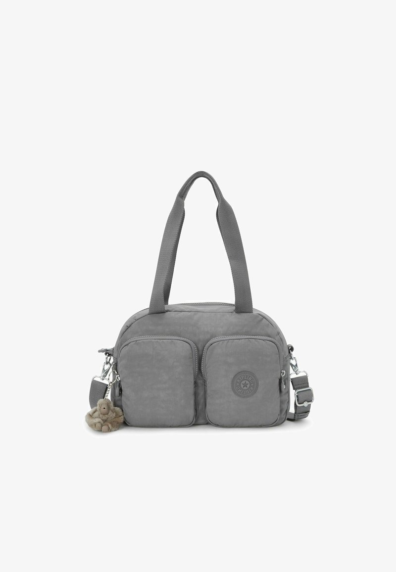 Grijze stoffen tas met twee voorgzakken, ronde vorm, dubbele handvatten, verstelbare schouderband en een kleine aap charm eraan bevestigd.