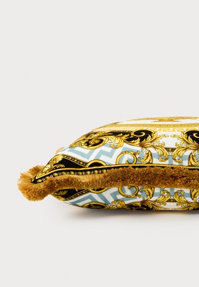 Διακοσμητικό ορθογώνιο μαξιλάρι με περίτεχνα χρυσά, μαύρα και μπλε μπαρόκ σχέδια και χοντρή καφέ φούντα κατά μήκος της άκρης.