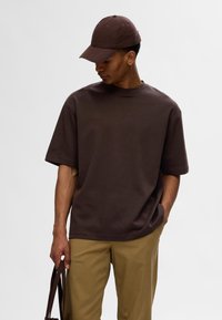 Selected Homme SLH LOOSE OSCAR O NECK TEE - Basic póló - chocolate torte