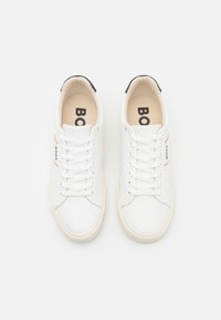 Sneakers bianchi in pelle con punta rotonda, allacciatura frontale, suola in gomma beige e accenti neri e beige. Logo stampato sulla soletta.