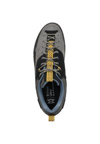 Scarpa da arrampicata con tomaia in suede nero e grigio, dotata di un sistema di allacciatura giallo e suola in gomma texture. Design a taglio basso.