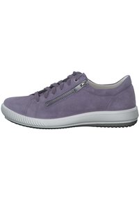Le sneaker in suede viola presentano una punta arrotondata, chiusura con lacci e zip laterale. La suola in gomma bianca migliora la presa e la stabilità.