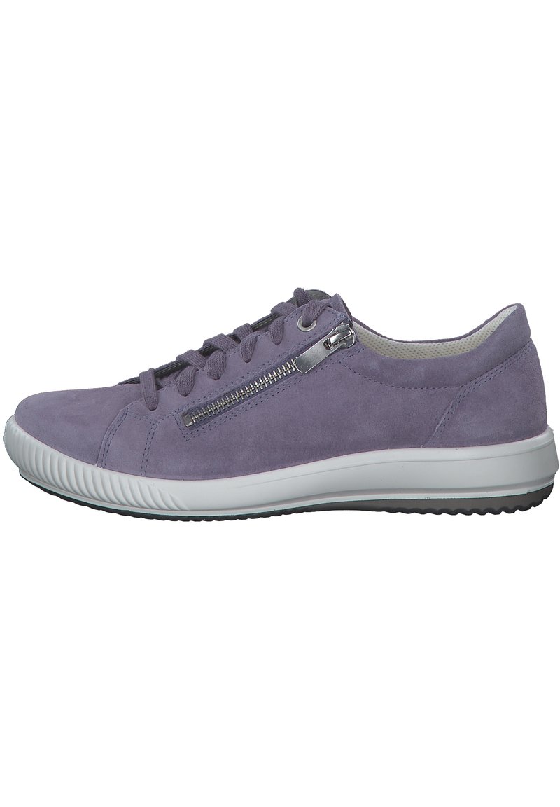 Le sneaker in suede viola presentano una punta arrotondata, chiusura con lacci e zip laterale. La suola in gomma bianca migliora la presa e la stabilità.