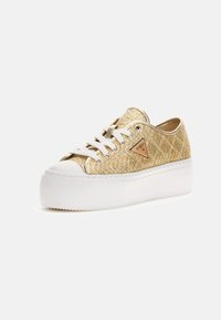 Sneaker in tessuto dorato con soletta a piattaforma, suola in gomma bianca e lacci bianchi. Presenta un logo laterale e una parte superiore testurizzata con motivo a diamante.