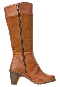 Bota de cuero marrón y ante hasta la rodilla con un diseño tapered, cremallera lateral, tacón texturizado y panel superior en un color contrastante.