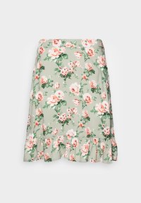 Saia floral com um fundo verde claro, apresentando rosas cor-de-rosa e folhagem. Inclui uma bainha voluosa e uma textura de tecido leve.