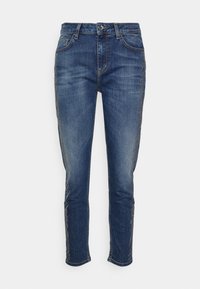 Jeans de denim azul con un ajuste slim, que presentan costuras decorativas a lo largo de los lados. Diseño clásico de cinco bolsillos con cremallera y trabillas para el cinturón.